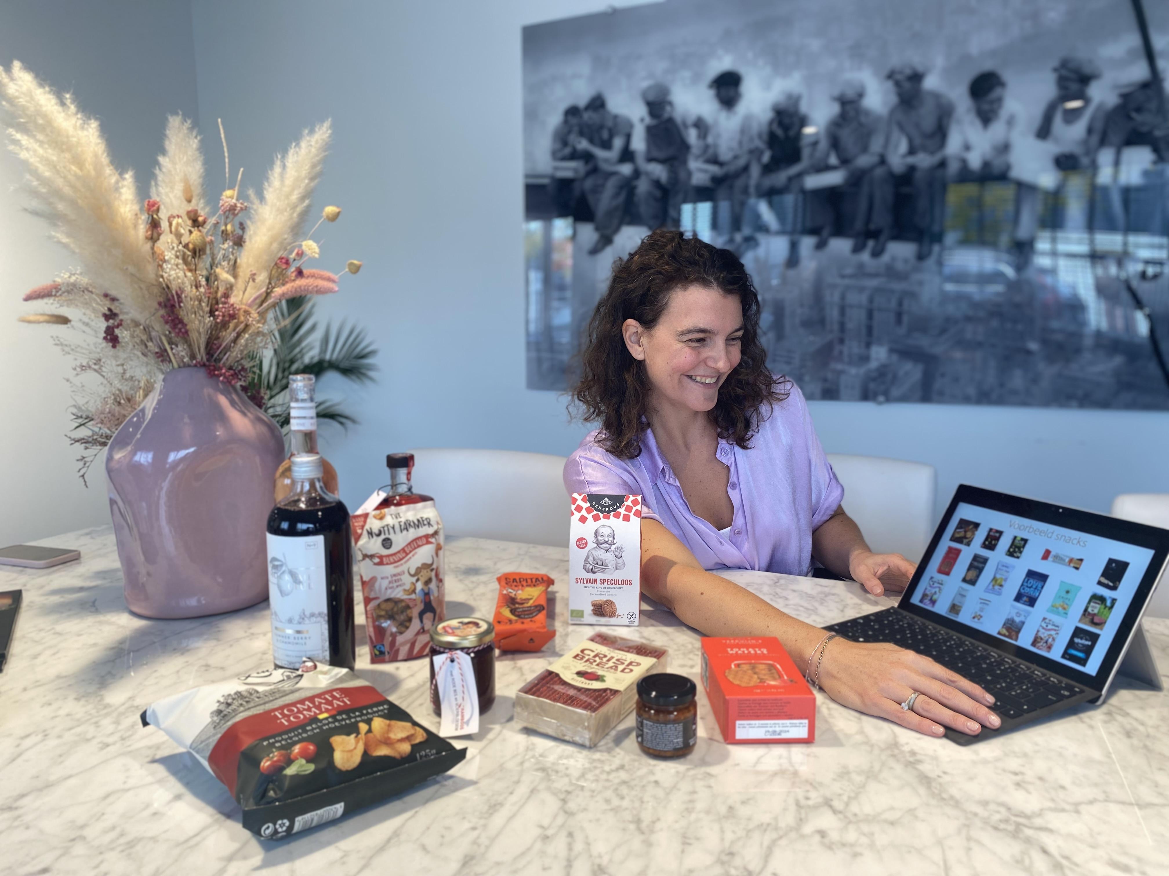 Overleg en afstemming voor een op maat gemaakte geschenkbox.\n