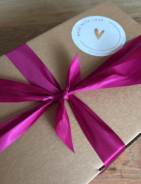 Geschenk verpakt door Ginger Rox voor eindejaar, jubilaris, geboorte, verjaardag,...